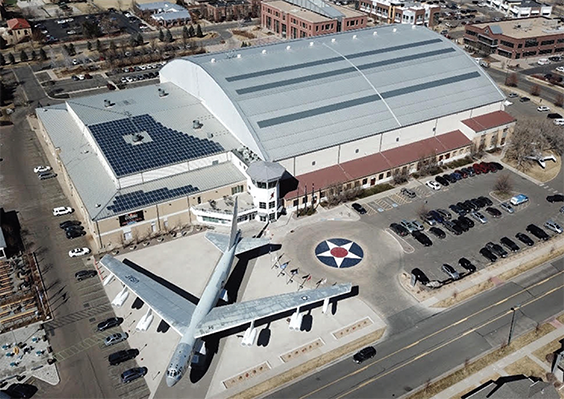 Das Wings Over the Rockies Air & Space Museum ist eine beliebte Dachdecker-Herausforderung für Auftragnehmer