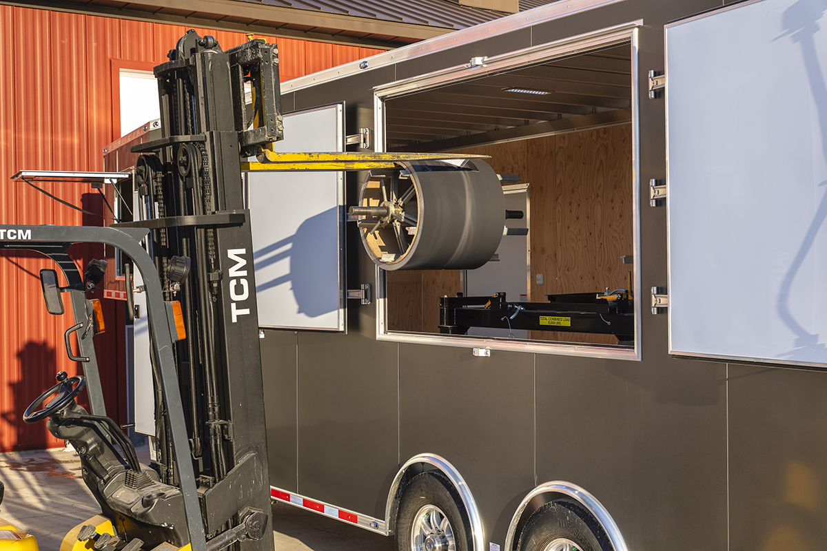 便携式轧辊成型机的开放式和封闭式拖车