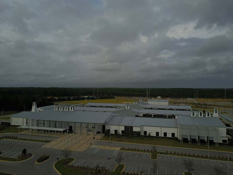 Металлическая крыша коммерческой школы во Флориде